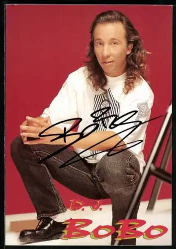 AK Musiker D.J. BoBo vor rotem Hintergrund, Autograph