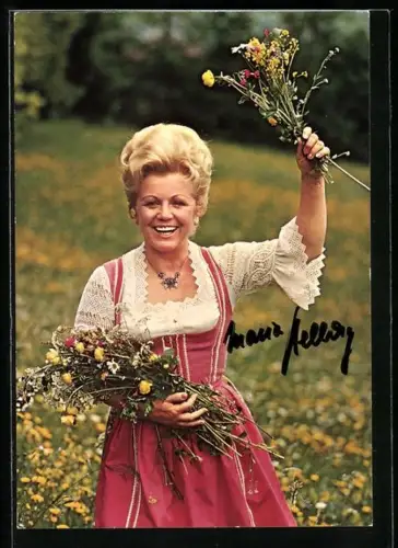 AK Musikerin Maria Hellwig mit Blumenstrauss, Autograph