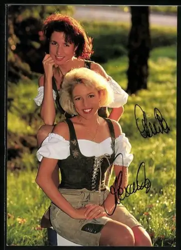 AK Musikerinnen Alexandra und Anita Hofmann mit Autographen