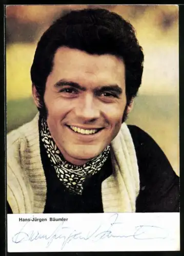 AK Musiker Hans-Jürgen Bäumler blickt lächelnd in die Kamera, Autograph
