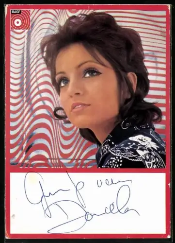 AK Musikerin Daniela nachdenklich blickend, Autograph