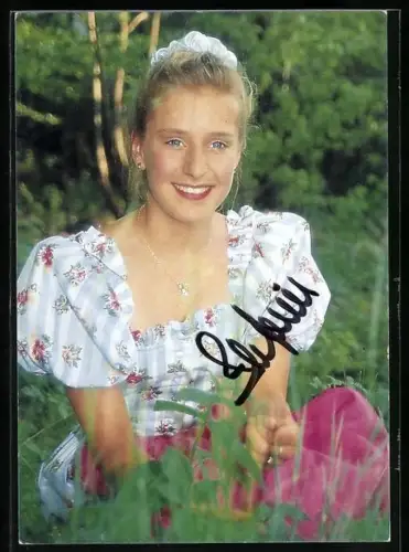 AK Sängerin Stephanie Hertel auf einer Wiese, Autograph