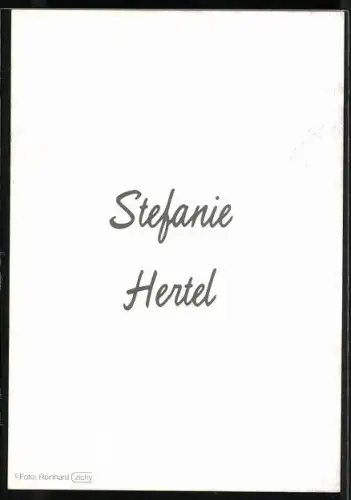 AK Sängerin Stephanie Hertel auf einer Wiese, Autograph