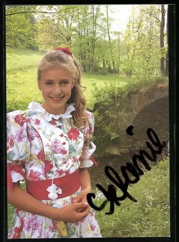 AK Stefanie Hertel, Sängerin im bunten Kleid in einem Wald, Autograph