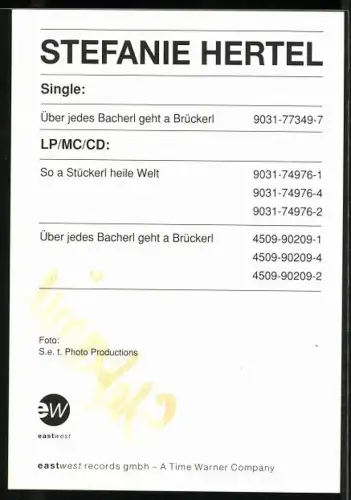 AK Stefanie Hertel, Sängerin im bunten Kleid in einem Wald, Autograph