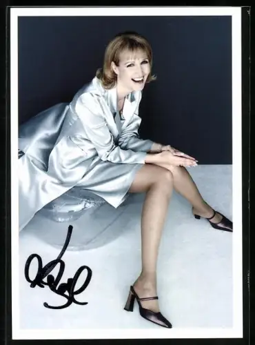 AK Musikerin Kristina Bach im Sitzen, Autograph