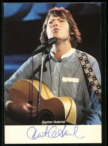 AK Musiker Gunter Gabriel mit Gitarre am Mikrophon, Autograph