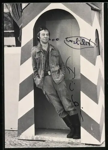 AK Sänger Hübi lässig in einem Schilderhaus, Autograph