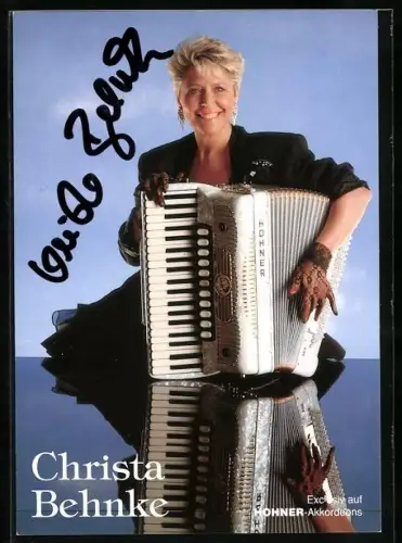 AK Musikerin Christa Behnke mit Akkordeon, Autograph