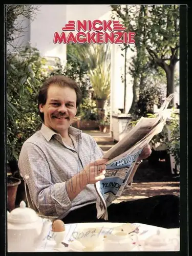 AK Musiker Nick Mackenzie mit Zeitung am Frühstückstisch, Autograph