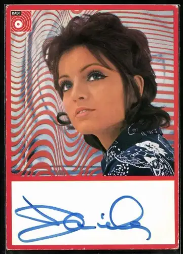 AK Musikerin Daniela mit toller Frisur nachdenklich blickend, Autograph