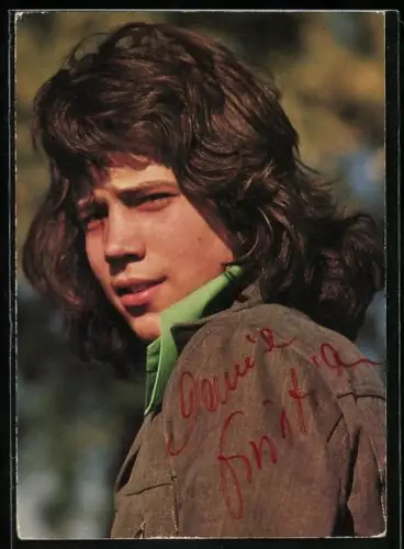 AK Musiker Dennie Christian schaut mit lässigem Blick in die Kamera, Autograph