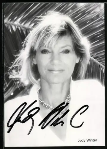 AK Musikerin Judy Winter vor Palmen portraitiert, Autograph