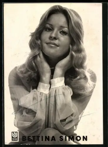 AK Musikerin Bettina Simon mit reizendem Lächeln, Autograph