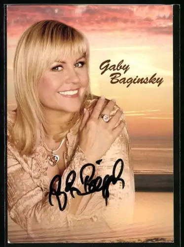 AK Sängerin Gavy Baginsky vor Küstenlandschaft, Autograph