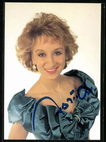 AK Musikerin Astrid Harzbecker im blauen Kleid, Autograph