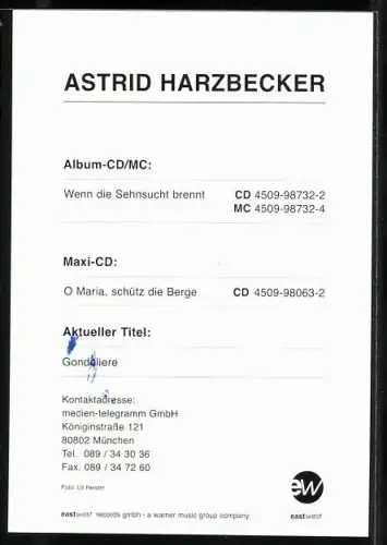 AK Musikerin Astrid Harzbecker im blauen Kleid, Autograph