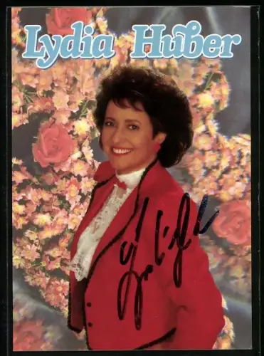 AK Musikerin Lydia Huber lächelt strahlend, Autograph