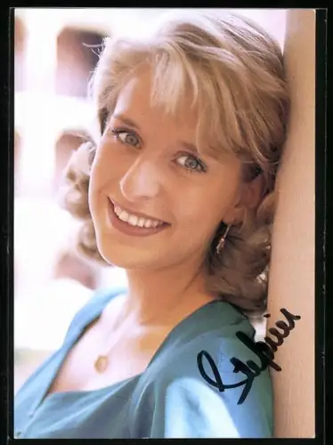 AK Sängerin Stefanie Hertel lächelt in die Kamera, Autograph