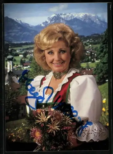 AK Musikerin Margot Hellwig in Tracht vor Alpenpanorama, Autograph