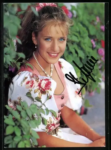 AK Portrait Musikerin Stefanie Hertel vor blühenden Blumen, Autograph