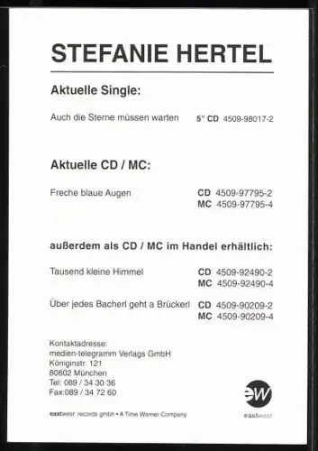 AK Portrait Musikerin Stefanie Hertel vor blühenden Blumen, Autograph