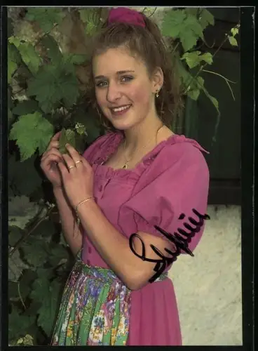 AK Sängerin Stefanie Hertel im Garten portraitiert, Autograph