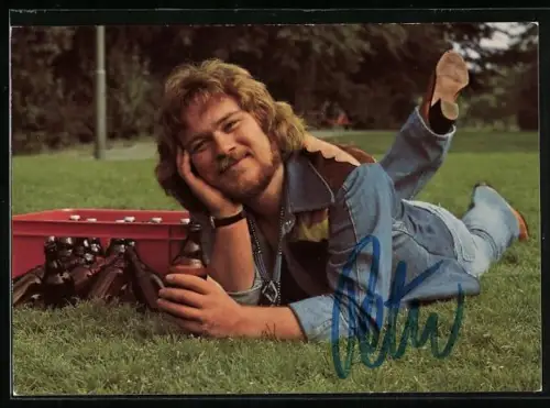 AK Musiker Peter Petrel mit einer Bierkiste auf einer Wiese, Autograph
