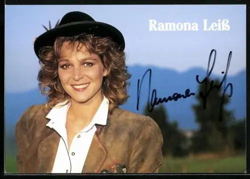 AK Musikerin Ramona Leiss mit Hut, Autograph