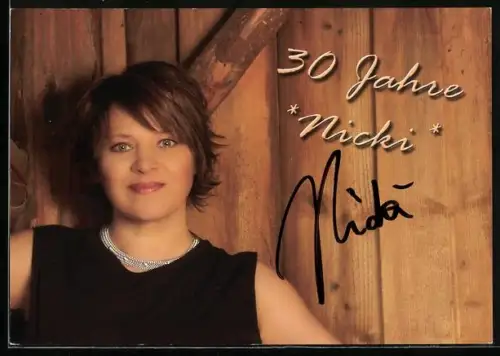 AK Musikerin Nicki vor einer Holztür, Autograph