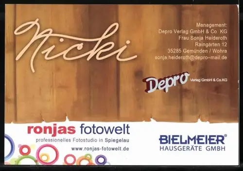 AK Musikerin Nicki vor einer Holztür, Autograph