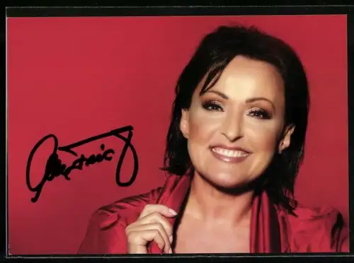 AK Musikerin Uta Freudenberg lächelnd im Porträt mit Autograph