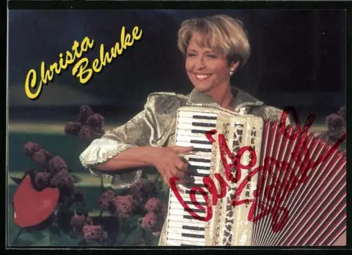 AK Musikerin Christa Behnke mit Akkordeon, Autograph