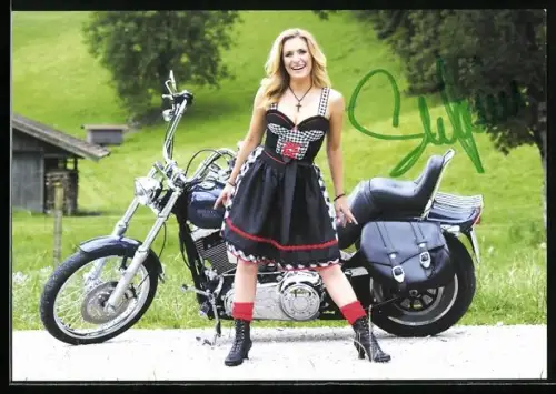 AK Musikerin Stephanie Hertel vor einem Motorrad, Autograph