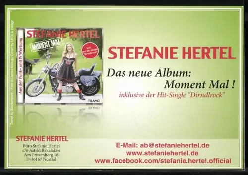 AK Musikerin Stephanie Hertel vor einem Motorrad, Autograph