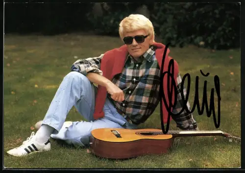 AK Musiker Heino mit Gitarre auf einer Wiese, Autograph