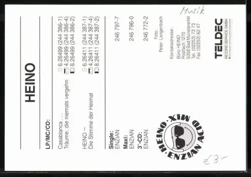 AK Musiker Heino mit Gitarre auf einer Wiese, Autograph