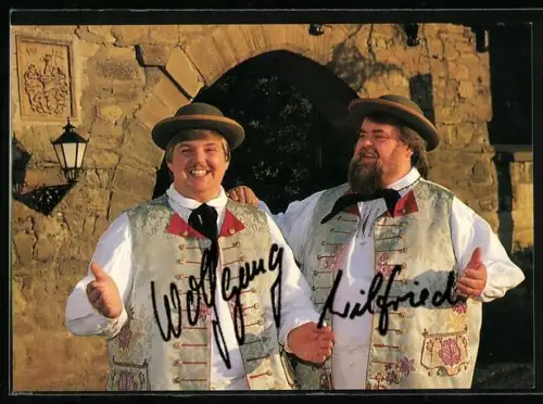 AK Musiker Die Wildecker Herzbuben vor einem Burgtor, Autographen