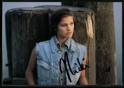 AK Musikerin Nicki in die Ferne blickend, Autograph