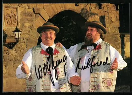 AK Musiker Die Wildecker Herzbuben in Tracht vor einer Burganlage, Autograph