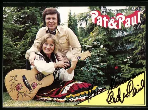 AK Musiker Pat & Paul mit Gitarre im Garten, Autographen
