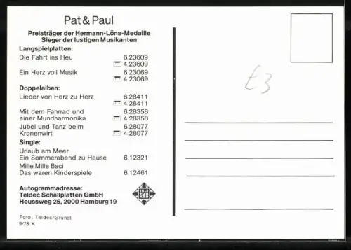 AK Musiker Pat & Paul mit Gitarre im Garten, Autographen