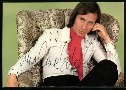 AK Musiker Michael Holm sitzt nachdenklich in einem Sessel, Autograph