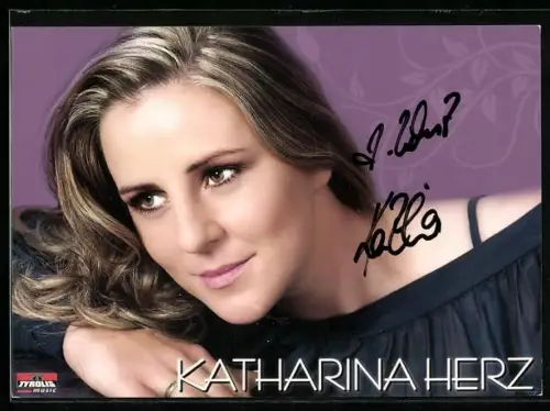 AK Musikerin Katharina Herz vor lilanem Hintergrund, Autograph