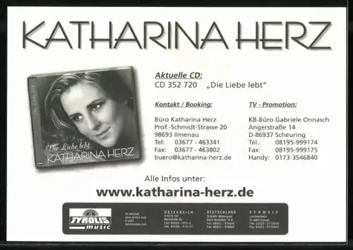 AK Musikerin Katharina Herz vor lilanem Hintergrund, Autograph