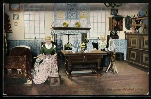 AK Ostfriesische Wohnküche, Frau in Tracht