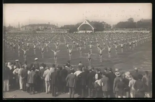 AK Leipzig, 1. Deutsches Arbeiter-Turn und Sportfest 1922, Zuschauer blicken auf das Sportfeld