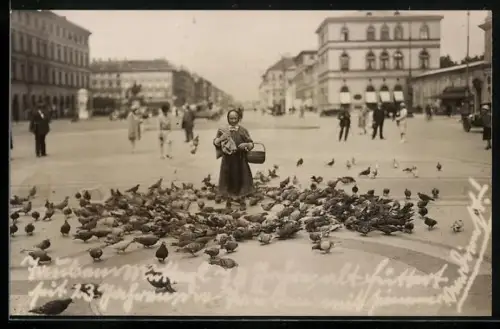 Foto-AK alte Frau füttert die Tauben, Tauben-Mutter in München