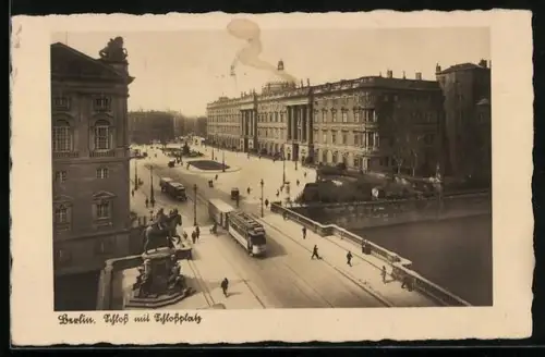 AK Berlin, Schloss mit Schlossplatz und Strassenbahn