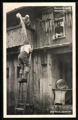 AK Fensterlnde Burschen bekommen einen abkühlenden Guss aus dem Nachttopf